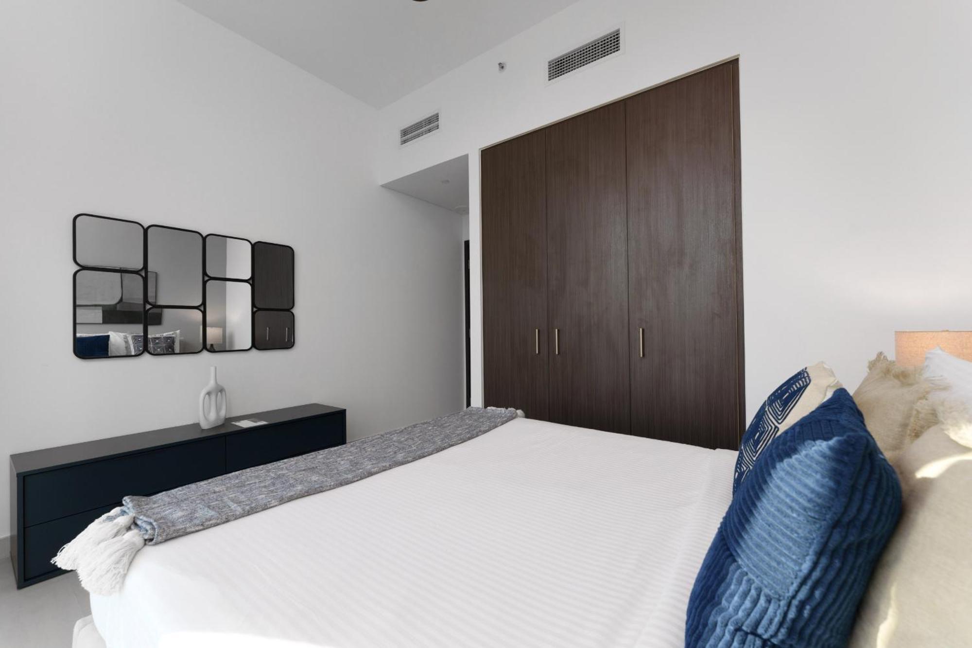 Elite Escape - 3 Bhk Burj View & Mall Access Apartment *